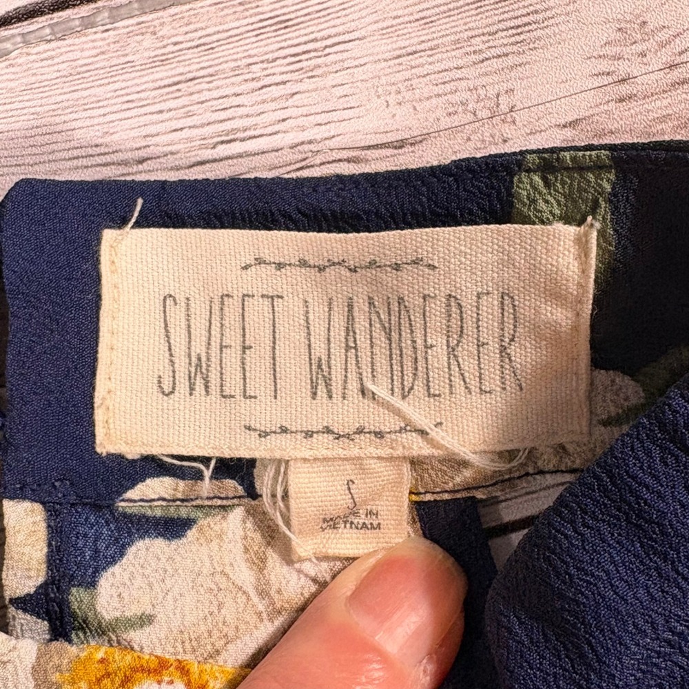 Sweet Wanderer Navy Blue Floral Halter Keyhole Top SJ4028 Small - Picture 6 of 14